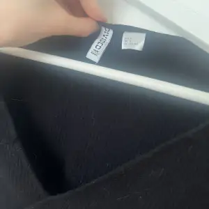 Croppad svart topp från H&M  Storlek S
