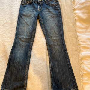 Jätte snygga lågmidjade bootcut jeans!Midjemåttet-35cm rakt över❤️‍🔥 Innerbenslängden-75cm❤️‍🔥 Skulle säga en S (34-36)