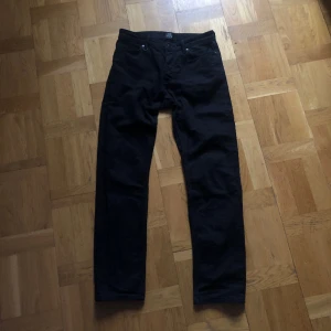 Lågmidjade jeans - Lågmidjade och straight fit. Använd fåtal gånger. 10/10 skick. Köpta på jeansbolaget och är märket Neuw. Herr modell men lika fina på kvinnor. Skriv för fler bilder💛