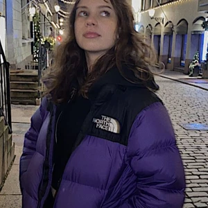 Lila the north face jacka - Bra skick. Knappt använd, köpte begagnad innan men den var bara använd en enstaka gång. XL i junior men den passar mig som vanligtvis har runt S. 