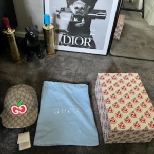 Gucci keps  - Hej, säljer min Gucci Äpple keps! Modellen är väldigt sällsynt och är i super fint skick! Allt og medföljer! Den säljs på ressel sidor för 5000-7000kr! Kepsen är storlek S! Hör av er vid intresse!