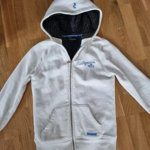 Peak performance jacka - Fint använt skick Hoodie.Fodrad. Finns en reva på framsidan