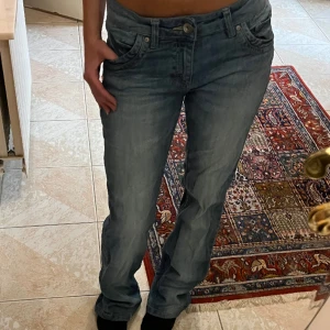 Ljusblå utsvängda lågmidjade jeans - Säljer dessa super fina vintage lowrise jeansen i jättebra skick. Storlek S passar som XS också. Pris kan diskuteras vid snabb affär!