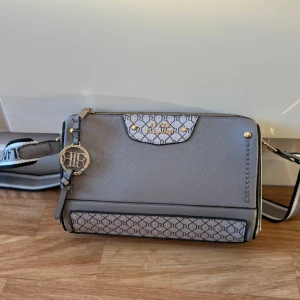 Väska  - Fint sick   Köpt för 529 kr använt en gång säljer nu för 300 kr 