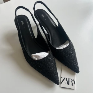 Klackskor Zara - Helt oanvända klackskor från Zara med prislapp kvar. 4cm höjd, storlek 39. Kan mötas upp i Göteborg eller fraktas💞