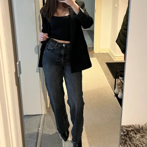 Vida jeans - Endast använda en gång så är i mycket bra skick. Frakt tillkommer 🩶