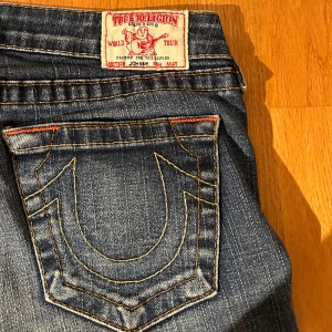 True Religion jeans  - Lågmidjade Bootcut/straight TR jeans med fin tvätt som ej passade mig😩 Sista bilden är modellen i annan färg. När jag provade dem så sprack dem, men jag lämnade in dem på lagning hos skräddare. Nu Fixat o syns knappt, skriv för bilder o andra frågor🥰
