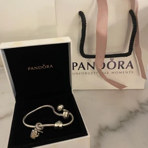 Pandora berlock  - I fint skick, tillkommer 4 berlocker varv en av dem är stopberlock. Se sista berlock på sista bilden. 
