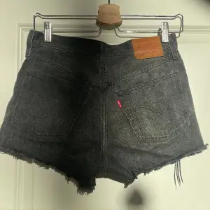 501 Levis shorts i nyskick! Storlek w25💕