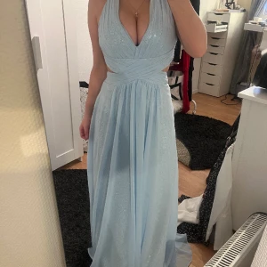 Balklänning  - Super fin ljusblå / babyblå balklänning som inte kommit till användning pgd inställd bal. Uppsydd utomlands, tre lager (se bild 3). Skulle säga att den är i st S men skicka meddelande för exakta mått och fler bilder