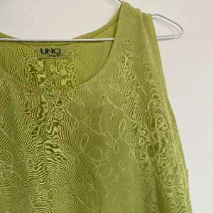 Tunn klänning med slits - Klänning med slits på båda sidor i skirt tyg med lite sydda metallic-detaljer. Ursnygg men tyvärr får jag ingen användning för den😢 kan skicka fler bilder om så önskas! 