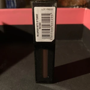 *NY* Revolution PRO lipgloss matte - Ny inplastad  Brand: Revolution PRO Colour: Pretence Skin type: All Item form: Liquid Finish type: Matte Product benefits: Softening Ultra-rich and pigmented lip colour Smudge and budge-proof formula Extremely matte but super comfortable on lips. 