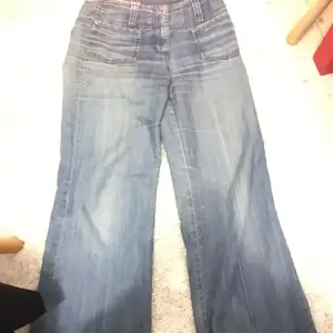 Ett par snygga utsvängda jeans med små små vita ränder. Coola stora fickor. Har två små fläckar (bild 3).