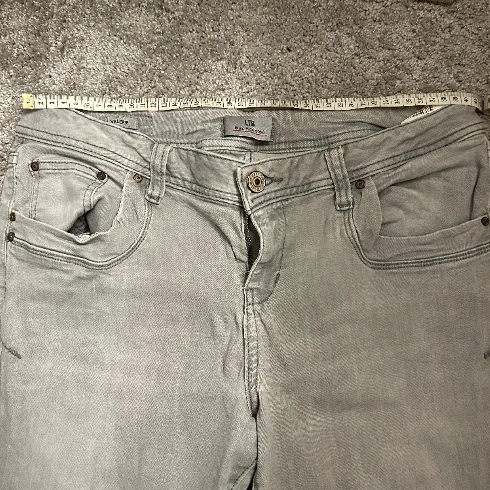 Säljer vidare dessa jeans pågrund av att de va förstora. Det är inget fel på dem, midjemåttet är ca 41 cm rätt över. Dem är lite långa på mig som är 173. Skriv vid fler frågor! Köparen står för frakten. OBS första bilden är lånad!🩵😊. Jeans & Byxor.