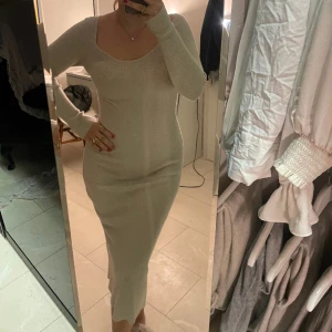 Klänning  - Begie stickad klänning, köpte för ett litet tag sen men som tyvärr inte har kommit till använd!❤️ Har en slits backtill och super skönt material, hör av dig för fler bilder🥰