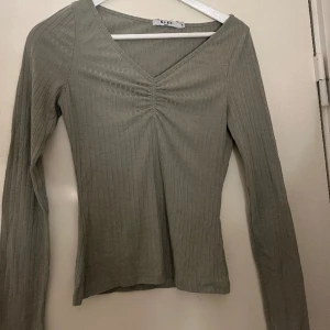 Grön långärmad topp - Grön långärmad topp från nakd i storlek xs❤️‍🔥