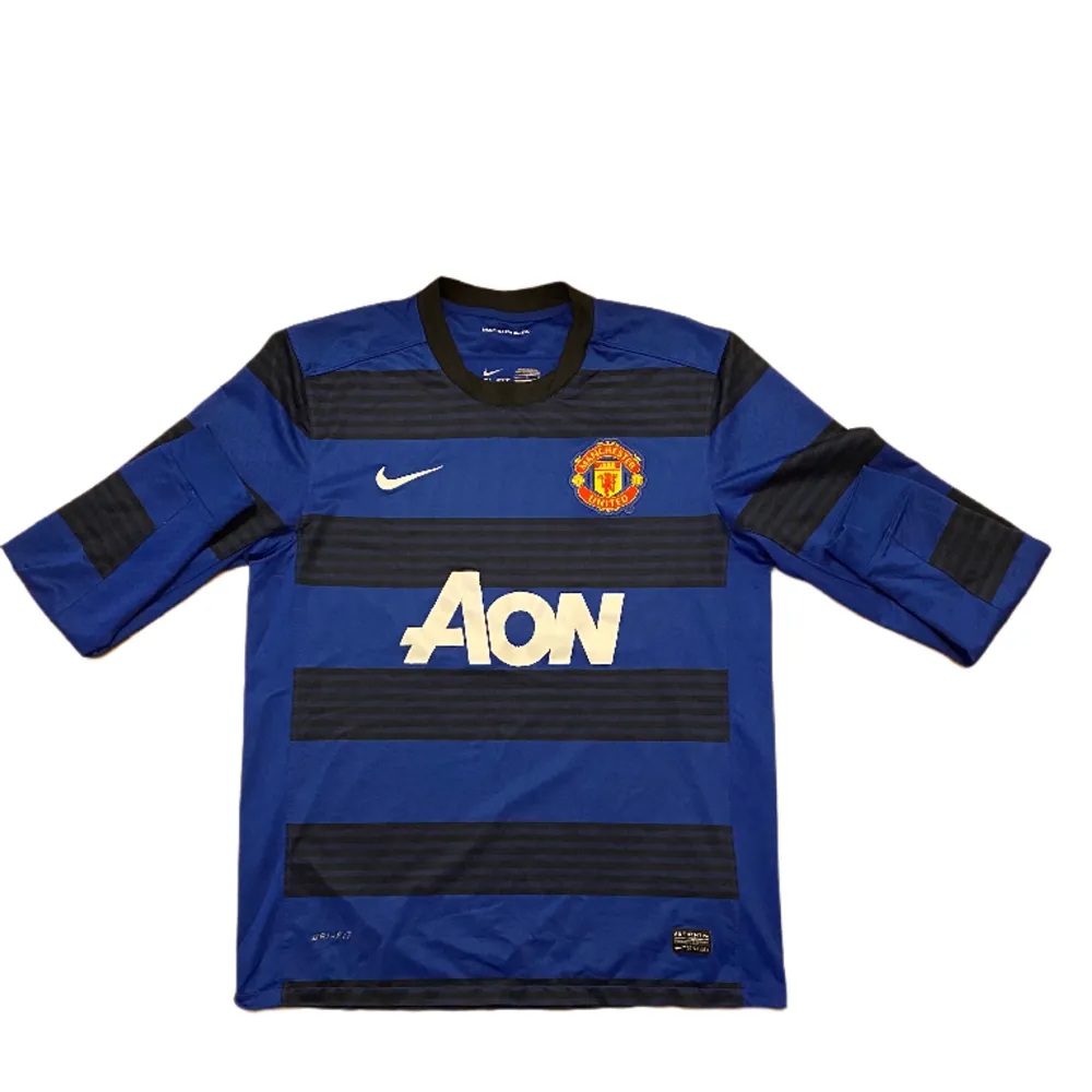 Manchester Uniteds officiella långärmade bortatröja från 2011 i väldigt gott skick.. T-shirts.