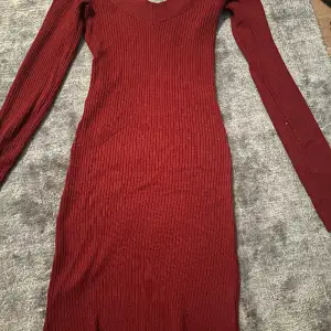 Skit snygg klänning i mörk röd. Skön att ha på sig och snygg att gå ut i. Aldrig använd.  Skriv för bild på 💕