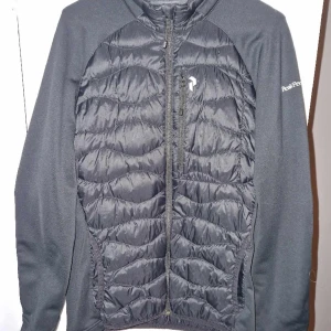 Peak Performance Hybrid Tröja/Jacka - Peak Performance Hybrid jacka Använd  Bra skick