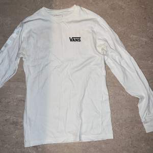 Vans X Thrasher collab tröja i storlek Small för män. Skickar bild med den på om det behövs. I gott skick utan defekter. 