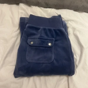 juicy byxor - Säljer mina juicy byxor! De är i helt nyskick💘 storleken är xs och jag är 173 men de passar även 170, jätteskönt material!! Skriv för fler bilder ❣️