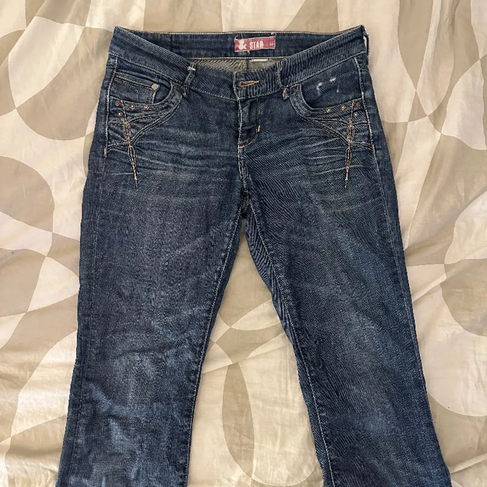 Low waist jeans från HM gammal kollektion(&star) med fina detaljer och bakfickor💙 gamla men i fint skick💙strl 27w vilket jag skulle säga sitter som en S och passar perfekt på mig som är runt 165cm💙. Jeans & Byxor.