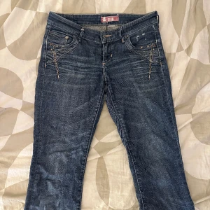 Jeans - Low waist jeans från HM gammal kollektion(&star) med fina detaljer och bakfickor💙 gamla men i fint skick💙strl 27w vilket jag skulle säga sitter som en S och passar perfekt på mig som är runt 165cm💙