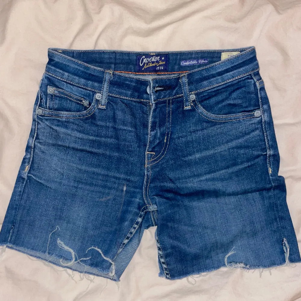 Ett par as snygga lågsinnade jeansshorts ifrån crocker!! Storlek xs, säljer pga för små💕 Nypris = 300. Shorts.
