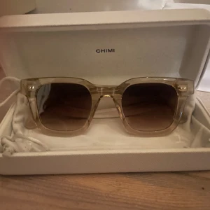 Chimi 04 Ecru 10/10 skick - Ett par supersnygga Chimi glasögon i modellen 04, storlek 45/24 och färgen ecru. Glasögonen är väldigt sparsamt använda och fortfarande i nyskick utan repor. Glasögon-påsen är smått smutsig men inget större.  Allt som visas i bilderna medföljer.