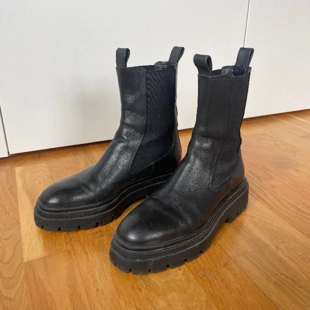 Ett par så snygga svarta boots från Zara. Enbart använda ett fåtal gånger 😍🖤 Storlek 36, men skulle säga att de kan passa 37 också! . Skor.