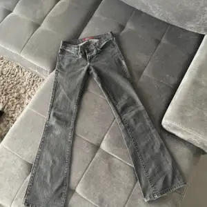 Säljer dessa svin snygga lågmidjade grå jeans från Gina eftersom att de är för korta i benen.