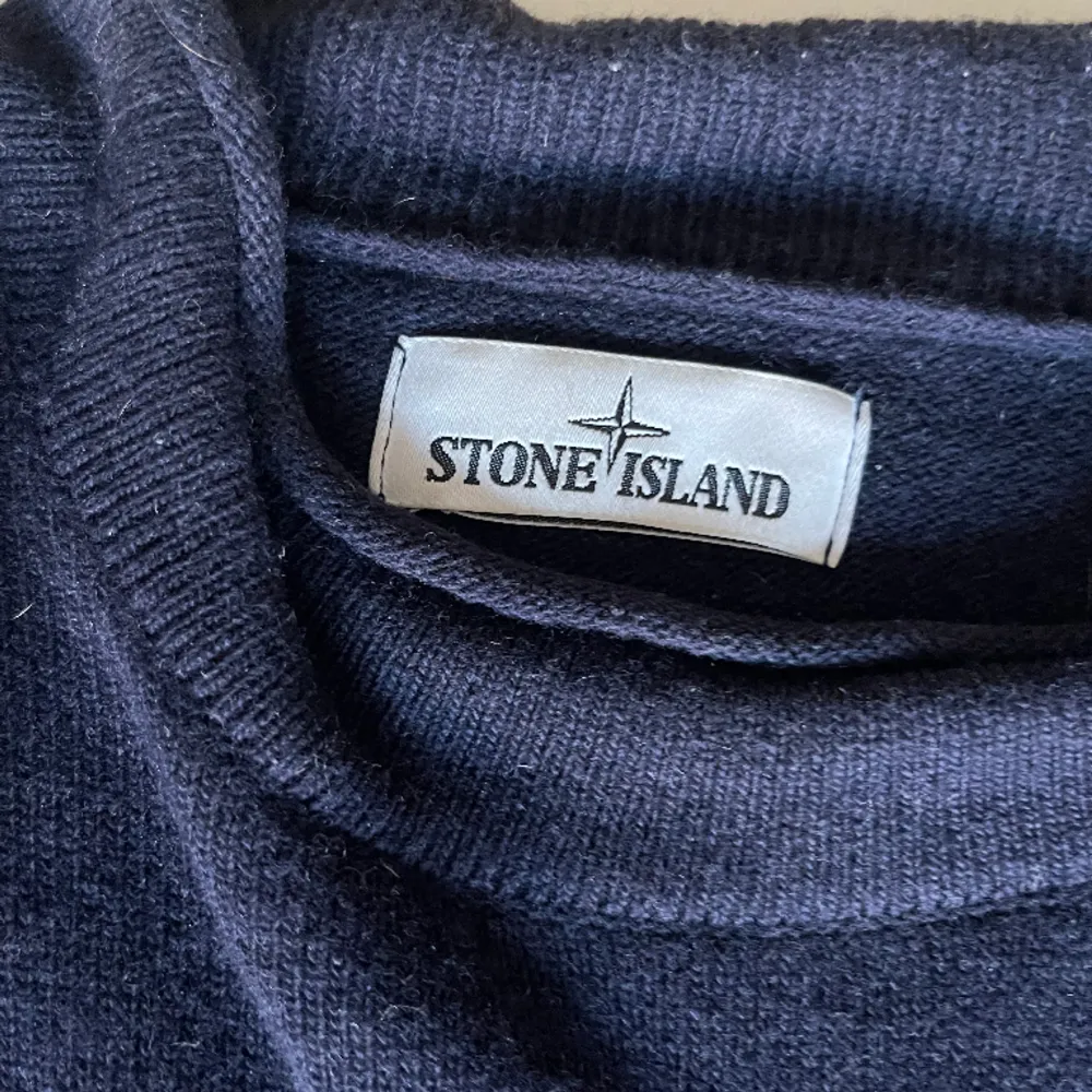 En blå Stone Island övertröja i fint skick i storlek M. Nypris 2500. Pris kan diskuteras. Tröjor & Koftor.