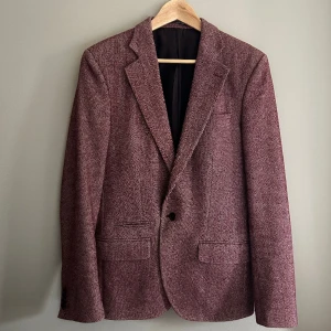 Kavaj   - Super snygg kavaj och passar till många skjortor eller t-shirts undertill. Den är i storleken 48. Köpt på Filippa K för ungefär 2000 kronor. Säljer den för 299. Men priset går att diskutera. Den har inga skador, eller märken. Typ oanvänd ❤️