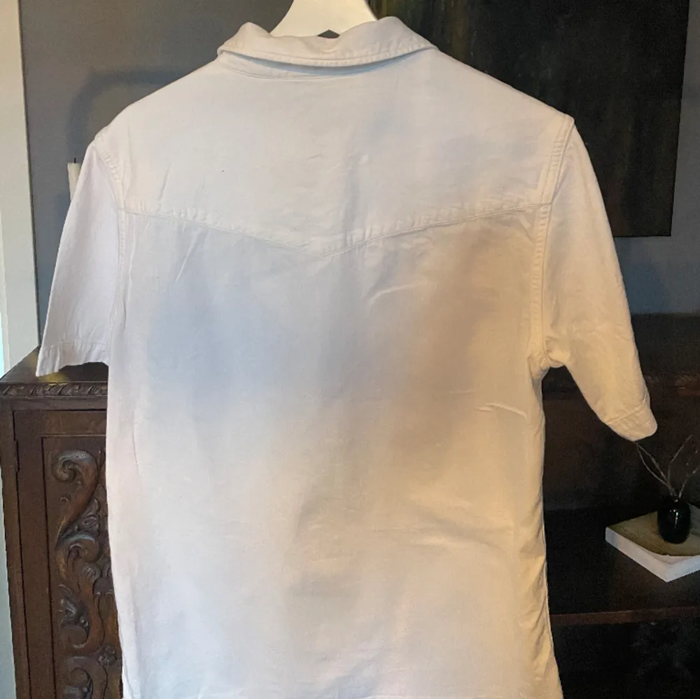 Fin levi’s skjorta i storlek xs ( passar s och m) då det är en relaxed modell. Använd en gång och tvättad en gång. Inga defekter och som ny. Pris kan diskuteras! . Skjortor.