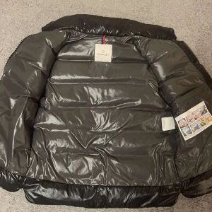 Moncler Tibb down vest  - Moncler Tibb down vest. Knappt använd i storlek 3. Nypris 10 000 kr. 