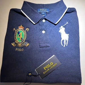Ralph Lauren Piké  - Riktigt snygg Ralph Lauren piké i riktigt bra skick:(9/10). Den är sparsamt använd och nypris är 895 kr. Snygg nu till vår och sommar. Passar storlek Xs i vuxenstorlek. Köp fler i min profil och få mängdrabatt och fri frakt. Skriv för frågor! //Carl