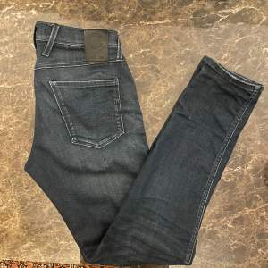 Säljer dessa snygga Replay Anbass jeans i en snygg naivy färg. Jeansen är i storleken W30 L32 och är i 10/10 skick. Kontakta i DM om du har några funderingar! 