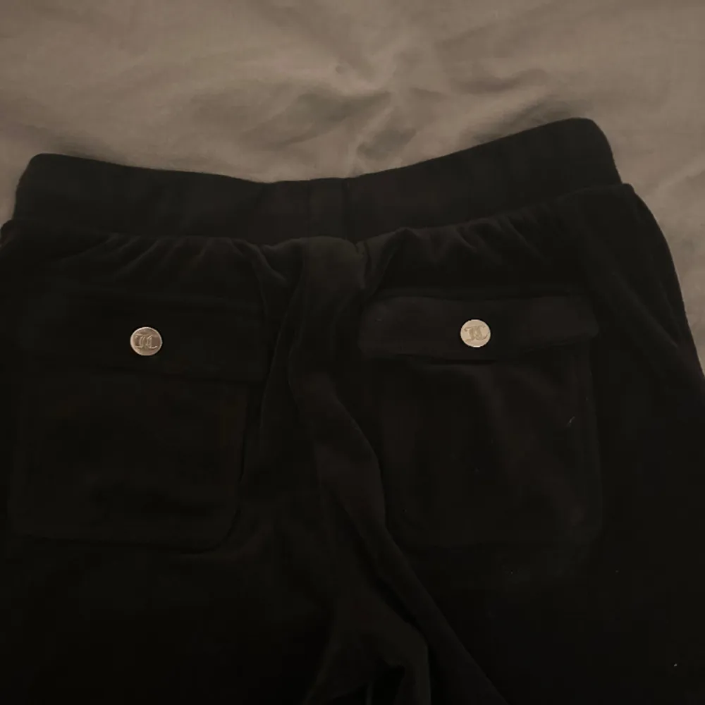 Jag säljer ett par svarta juicy couture byxor i storlek 146, dom är i barn storlek. Dom är i fint skick. Jag vill sälja dom för att jag inte använder dom längre. Skriv för fler bilder.. Jeans & Byxor.