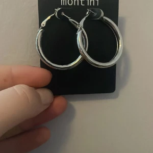 Silvriga hoops - Säljer de här silvriga örhängena. Säljer för 45kr