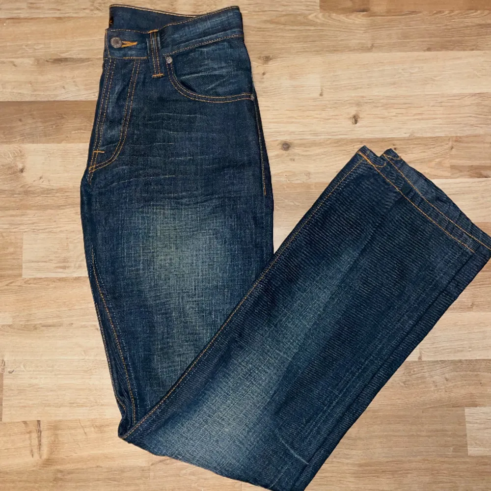 Säljer ett par snygga Nudie coated denim regular i strl 30/34. Jeansen är i perfekt skick. Vårt pris 229kr men går att diskutera vid snabb affär. . Jeans & Byxor.