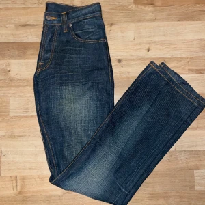 Nudie coated denim - Säljer ett par snygga Nudie coated denim regular i strl 30/34. Jeansen är i perfekt skick. Vårt pris 229kr men går att diskutera vid snabb affär. 