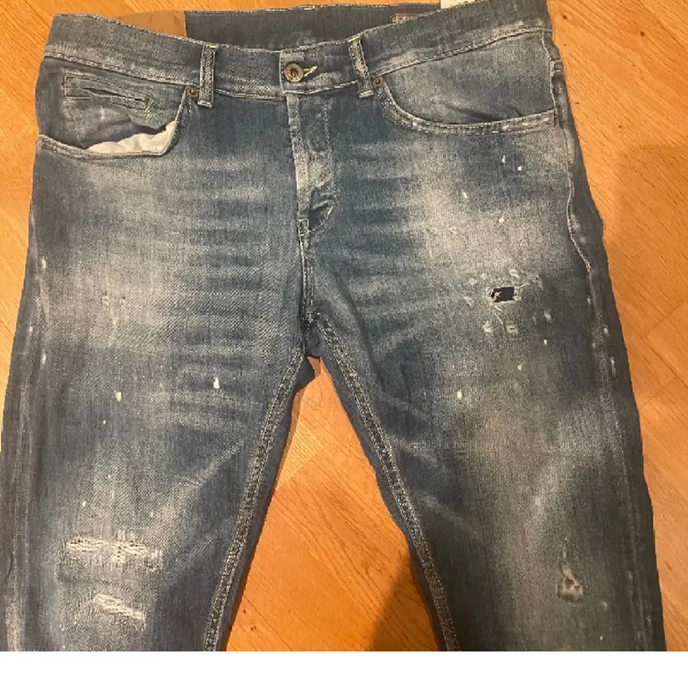 Säljer ett par Dondup jeans i modellen George, de är köpta på NK och är i strl (33) och i skick 9/10. Ursprungspris (3900) säljer för (1650) För fler bilder eller frågor är de bara att skriva!. Jeans & Byxor.