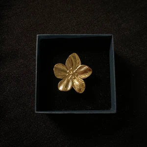Blomma ring - Guldig justerbar ring i rostfritt stål⭐️ Matchande örhängen finns! Tryck gärna på köp nu!