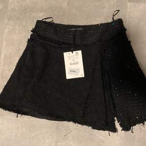 As ball kjol med fickor, Andrig använd ifrån Zara med prislapp var. Den är lite glittrig och kan användas både som topp och kjol Säljer den då jag inte kan ha den