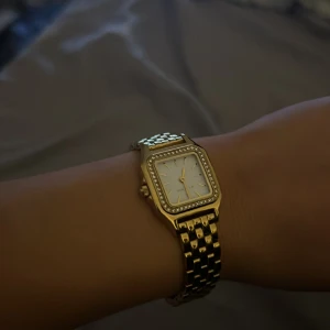 Guldklocka  - En jättefin guldklocka från ur och Penn, säljer då jag köpt en ny då den inte riktigt faller mig i smaken längre. Andvänd men fortfarande i väldigt bra skick. Nypris 998. Säljer för 500.❤️