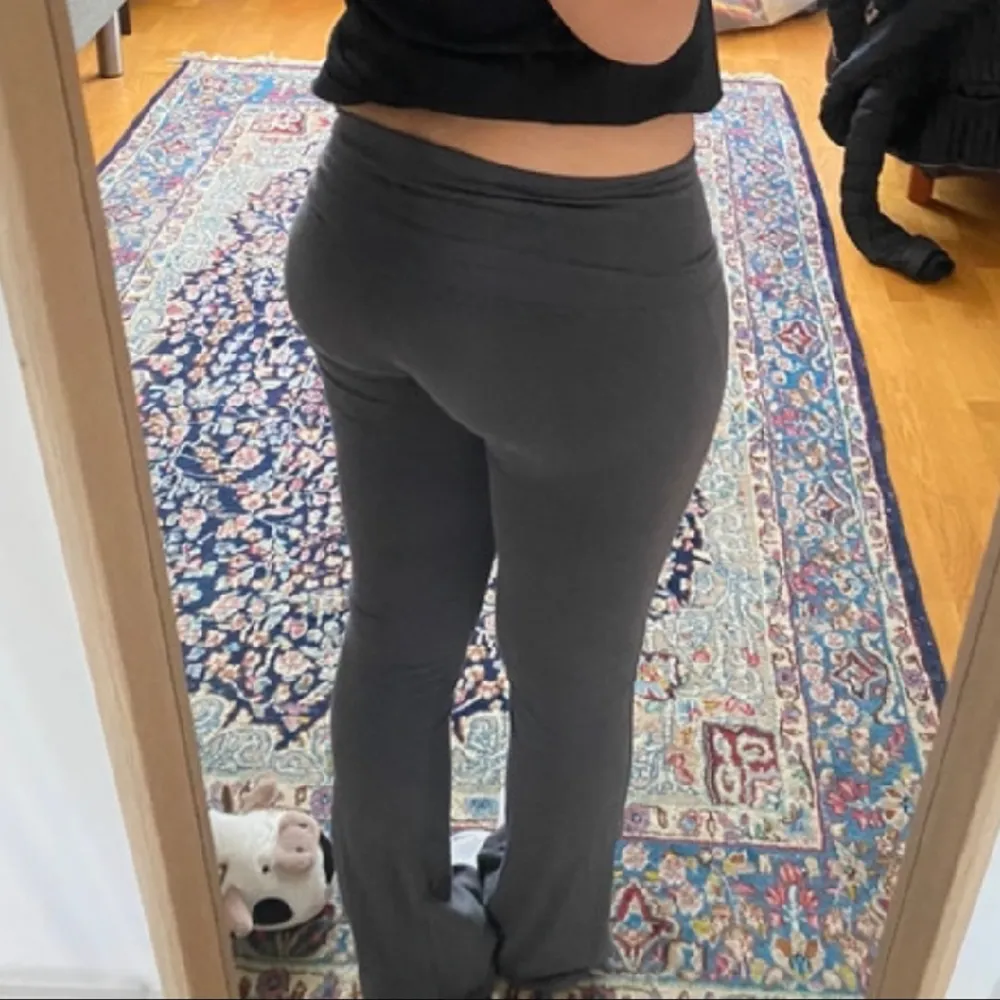 Gråa yoga pants från Gina Tricot i storlek xxs! Super bra skick endast använda 2 gånger! Köp nu går bra 🫶. Jeans & Byxor.