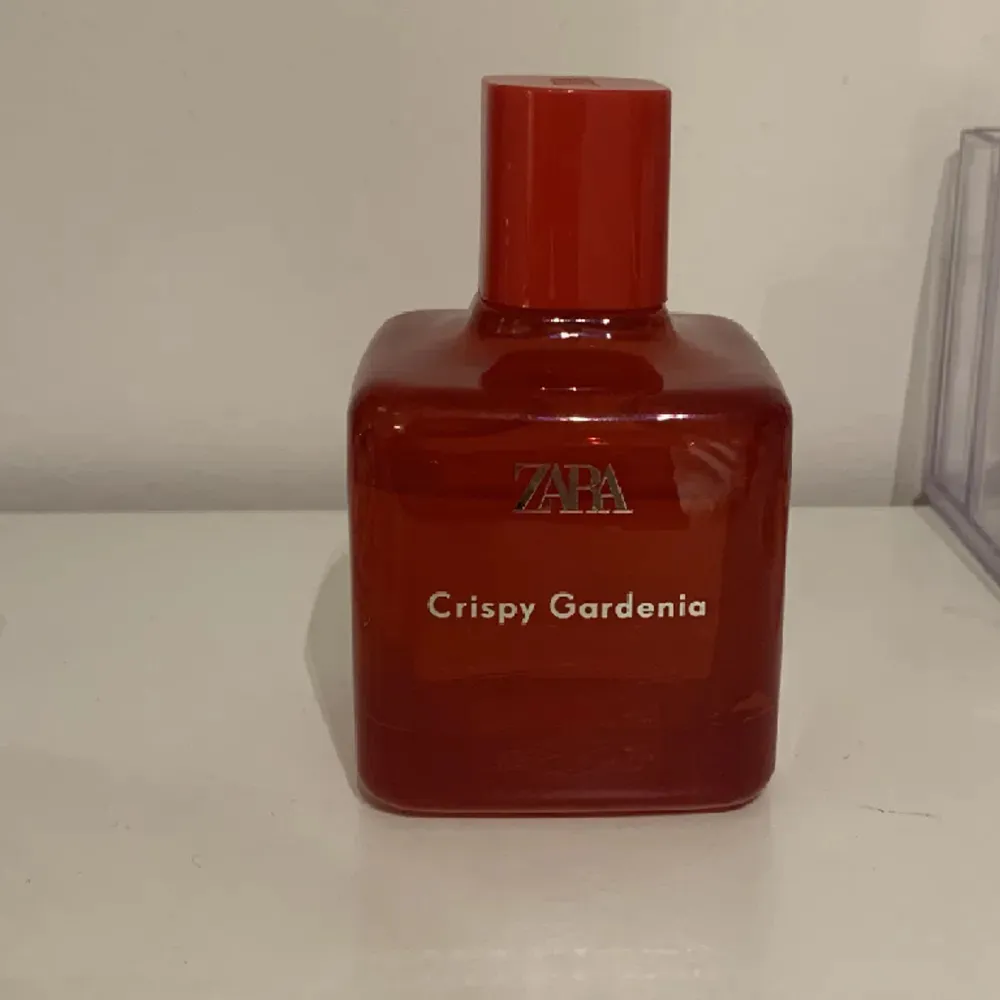 Säljer min zara crispy gardenia parfym då den ej kommer till användning. Den är nästan full som det syns på bilden, skulle gissa att ungefär 85 ml är kvar minst❤️. Övrigt.