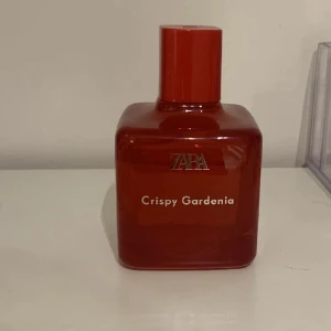 Zara parfym! - Säljer min zara crispy gardenia parfym då den ej kommer till användning. Den är nästan full som det syns på bilden, skulle gissa att ungefär 85 ml är kvar minst❤️