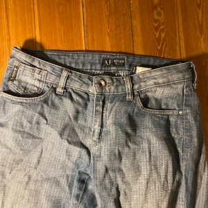 Lågmidjade Ljusblå Armani Jeans  - Snygga lågmidjade armani jeans! Skulle säga att modellen är raka/flared och passar XS bäst. Super snygga & bra skick! 