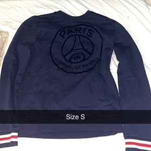 Paris hoodie - Sjukt fräsch Psg tröja som kan användas vardagligt men även vid matchtillfällen Aldrig använd fick som present men inte min stil Pris kan diskuteras Köpt för 700 i arenan